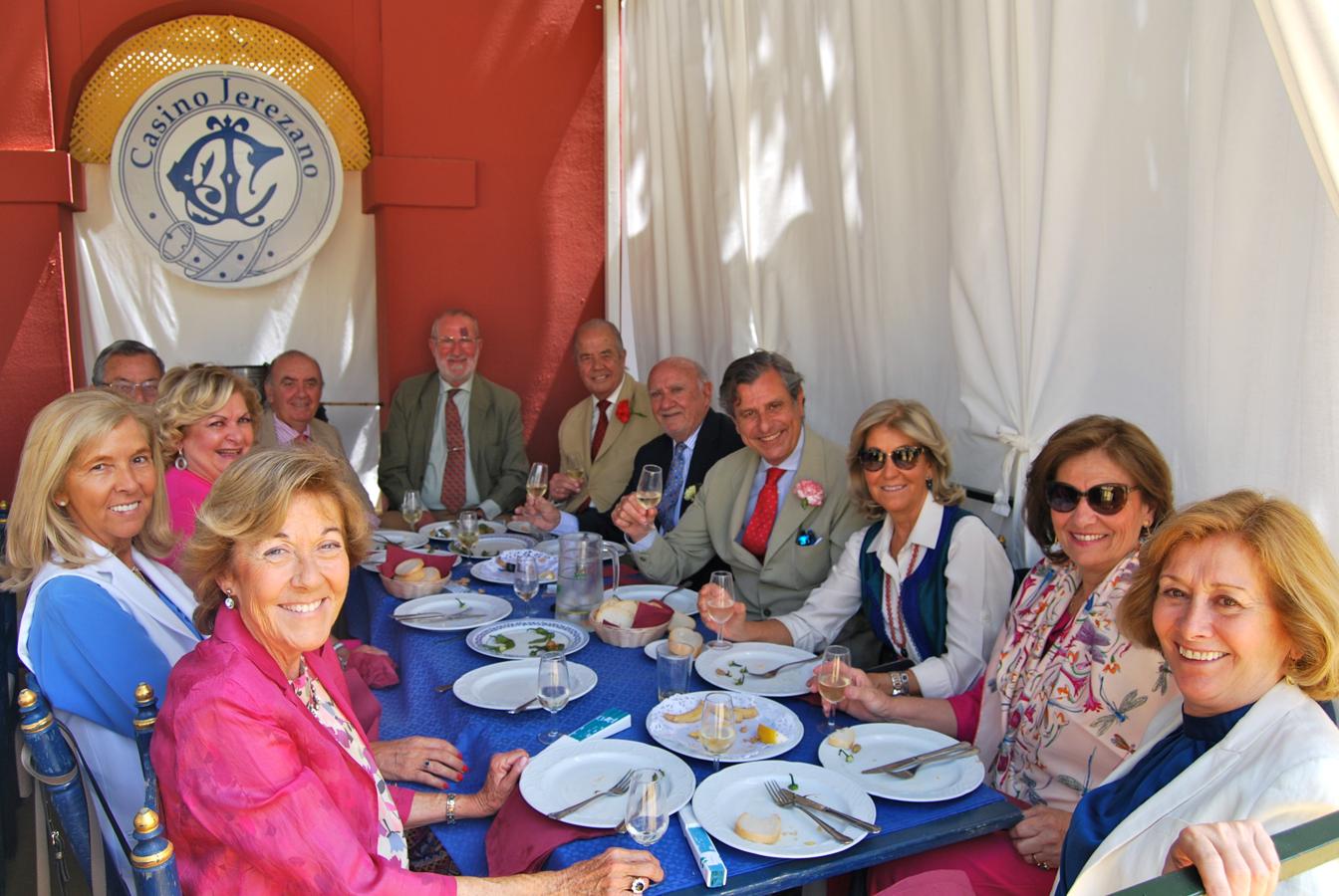 Los miembros del Tabanco Jerezano y sus señoras.