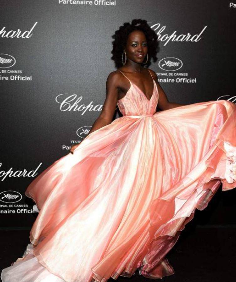 Lupita Nyong'o. La actriz apostó por un vestido en color melocotón de Prada para asistir a la fiesta de Chopard en Cannes