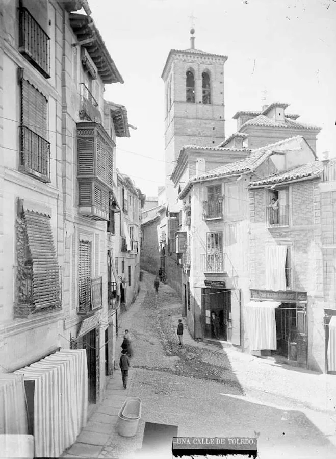 Exterior de la iglesia de la Magdalena a finales del XIX. Fotografía de C. Alguacil. Archivo Municipal de Toledo. 