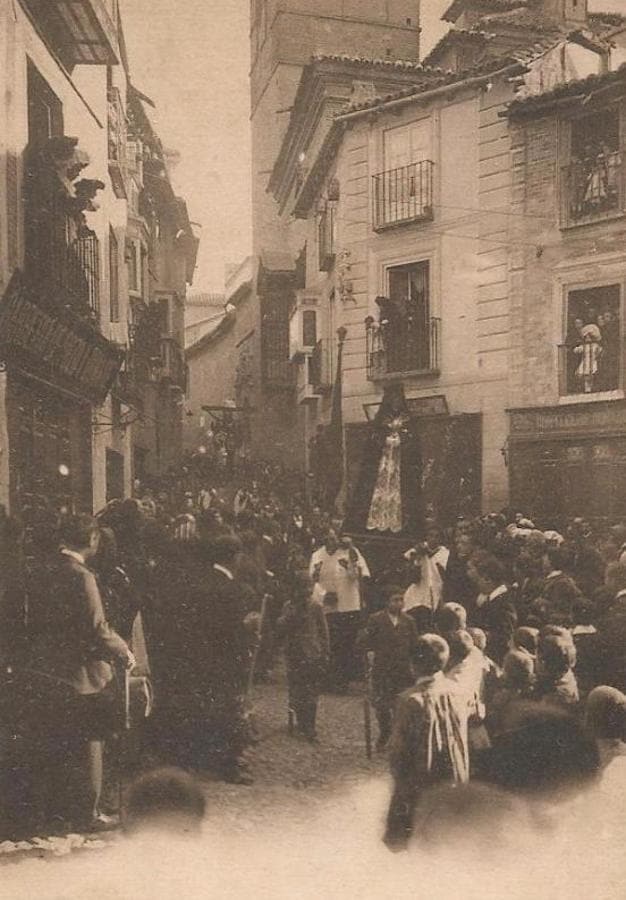 Procesión de Semana Santa con la Dolorosa y el Cristo de las Aguas hacia 1902. Postal de Cánovas, Archivo Municipal de Toledo. 