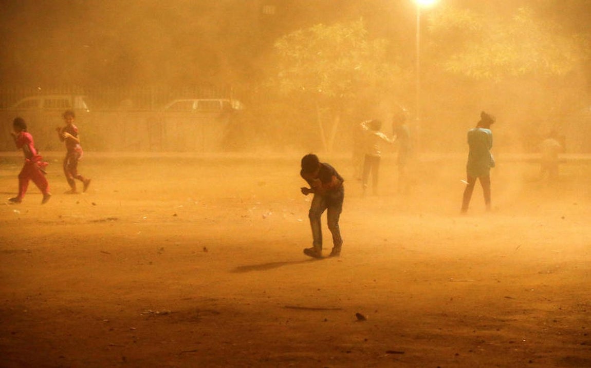 Un niño corre durante la tormenta de arena en Nueva Delhi. 