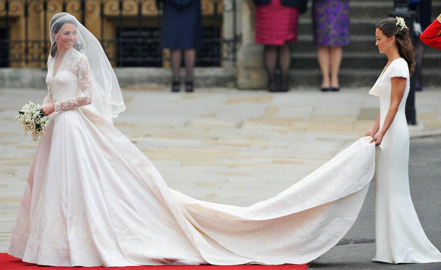 Catalina de Cambridge. El 'look' nupcial de la esposa de Guillermo de Inglaterra marcó un antes y un después en la moda. El diseño llevaba la firma de Sarah Burton para Alexander McQueen, quien hizó historia con ese escote de encaje