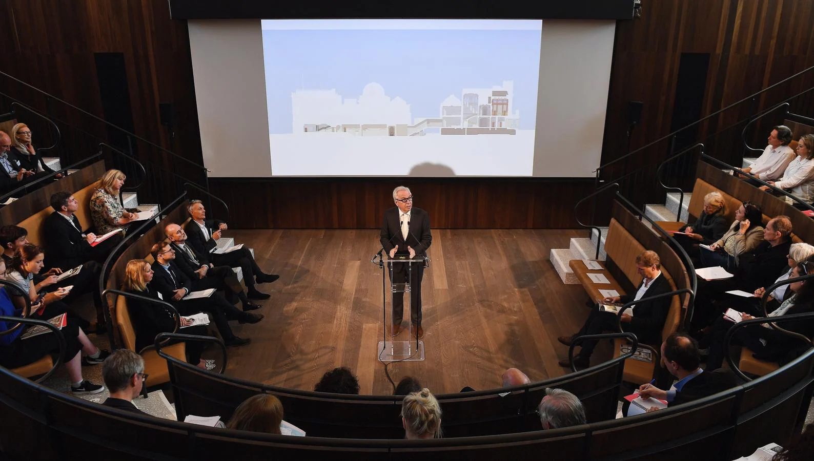 El arquitecto británico David Chipperfield ofrece una rueda de prensa en la Royal Academy of Arts en Londres. 