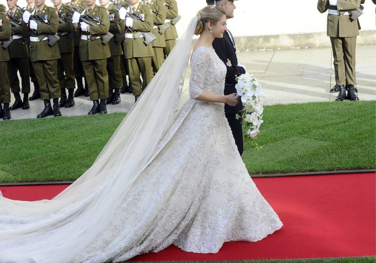 Estefanía de Luxemburgo. La futura Gran Duquesa dijo «sí, quiero» con un vestido firmado por Elie Saab de encaje de color marfil bordado con hilo plateado, manga tres cuartos y un velo de tul de seda bordado con hilo de oro