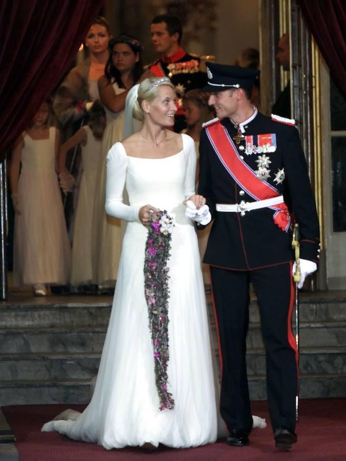 Mette-Marit de Noruega. La princesa noruega se lleva la palma en el guiño a su familia política el día de su boda. Mette-Marit pidió al modisto noruego Ove Harder Finseth un diseño de línea clásica inspirado en el vestido que lució la reina Maud, bisabuela de Haakon de Noruega, el día de su boda con el rey Haakon VII