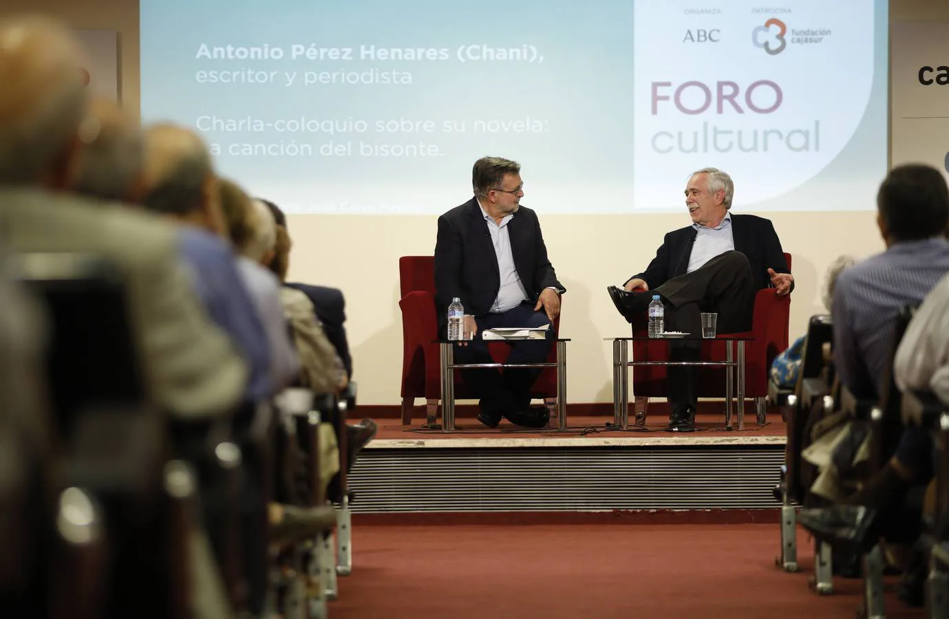 El Foro Cultural de ABC Córdoba con Antonio Pérez Henares (Chani), en imágenes