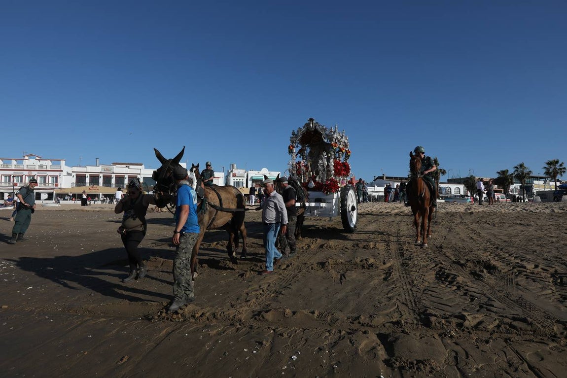 Fotos: La Hermandad de Cádiz cruza el río Guadalquivir