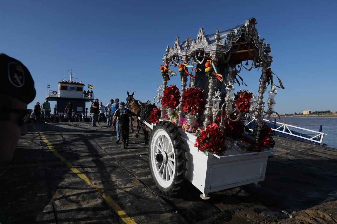 Fotos: La Hermandad de Cádiz cruza el río Guadalquivir