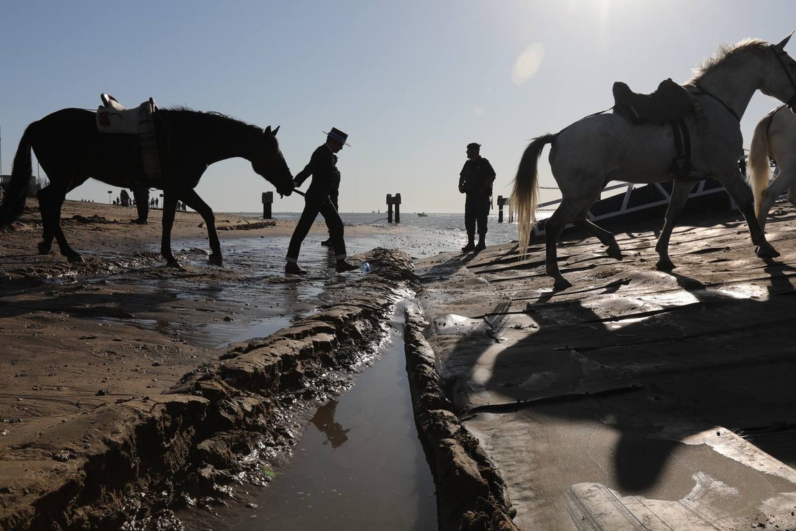 Fotos: La Hermandad de Cádiz cruza el río Guadalquivir