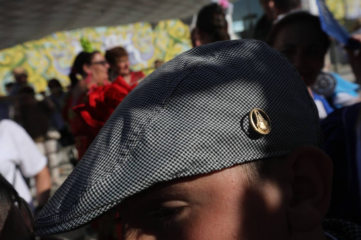 Fotos: La Hermandad de Cádiz cruza el río Guadalquivir