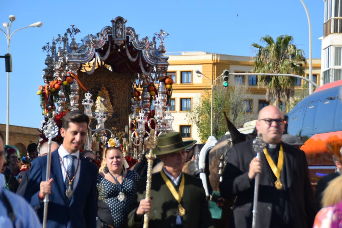 La hermandad del Rocío de Cádiz inicia su camino hacia la Aldea
