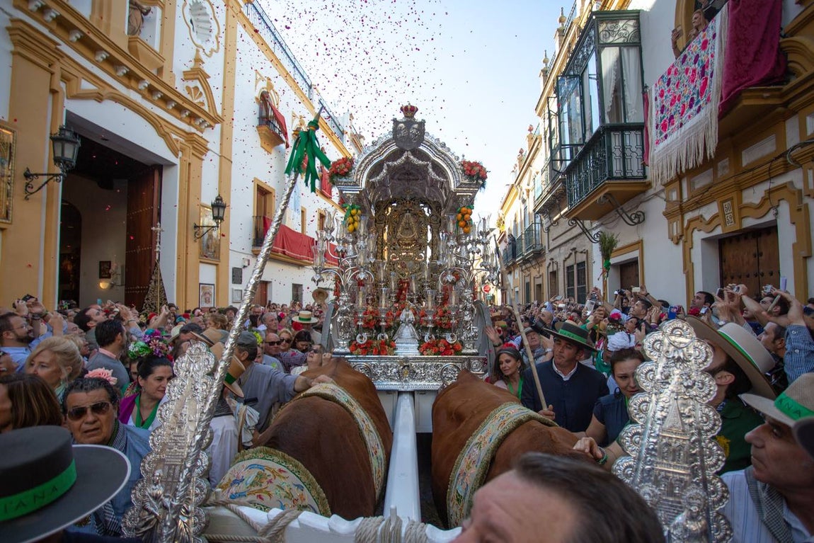 Rocío 2018 en Sevilla: salida de la hermandad de Triana