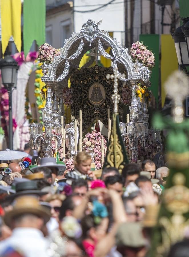 Imágenes del Rocío 2018 en Sevilla: salida de la hermandad de Gines