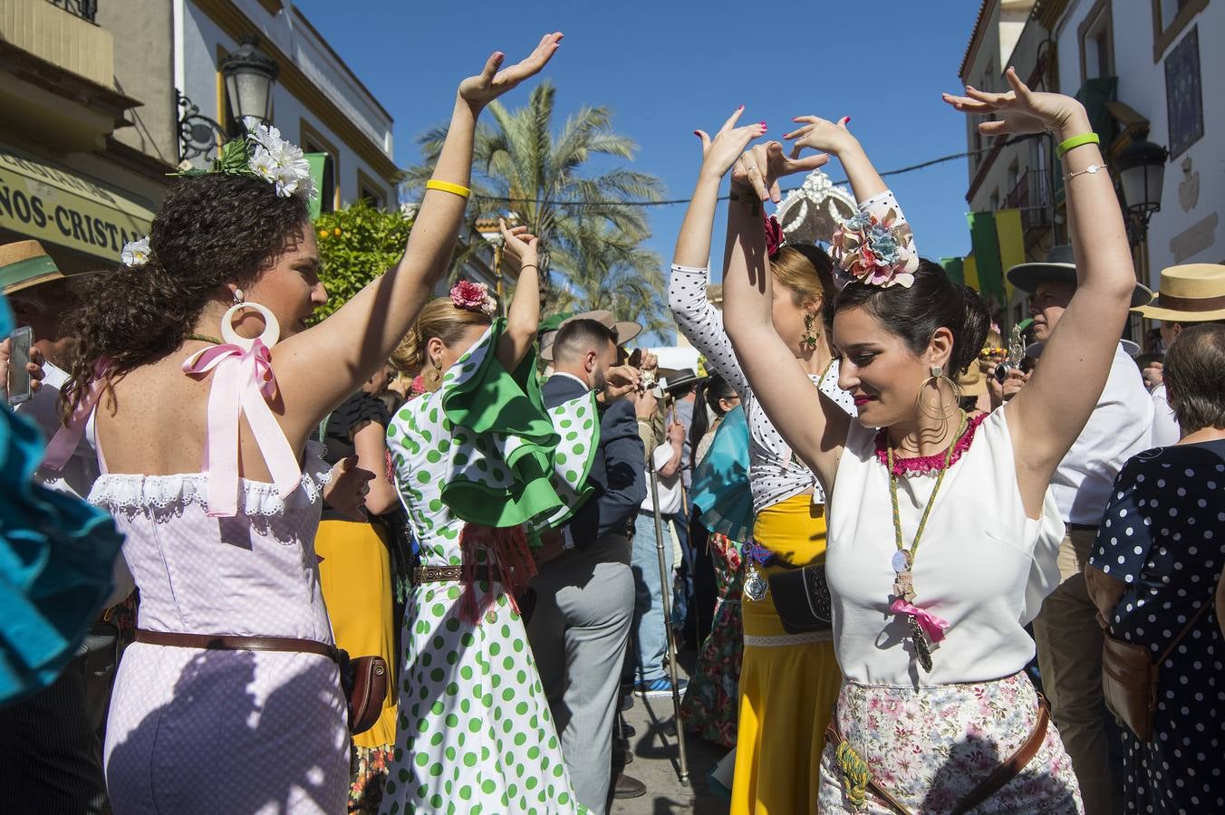 Imágenes del Rocío 2018 en Sevilla: salida de la hermandad de Gines