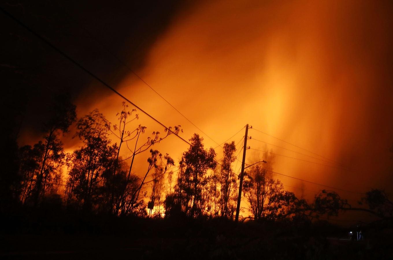 La lava ilumina los gases volcánicos del Kilauea en Hawái. 