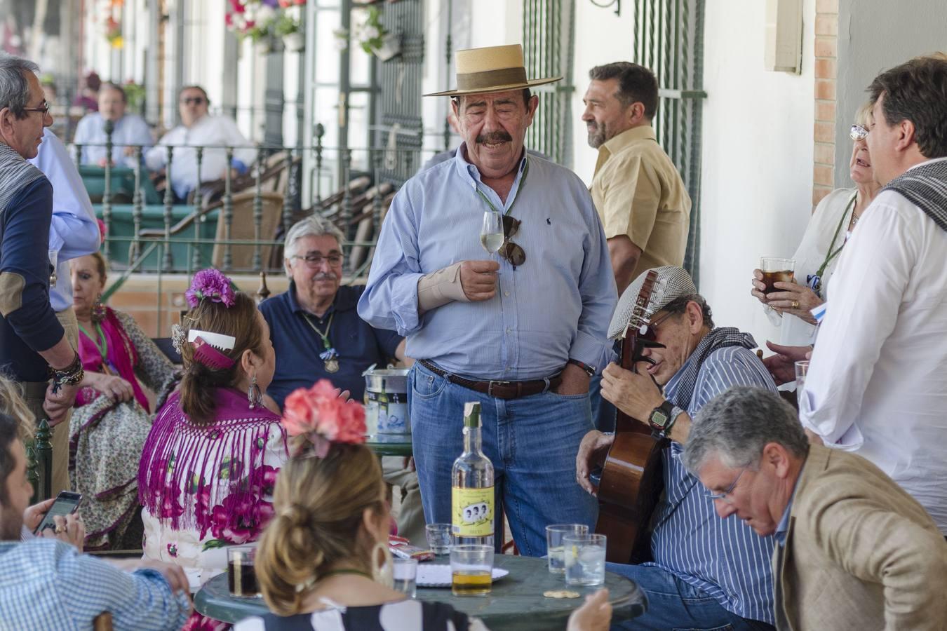 El jueves ya empieza a haber ambiente en las terrazas de las casas rocieras