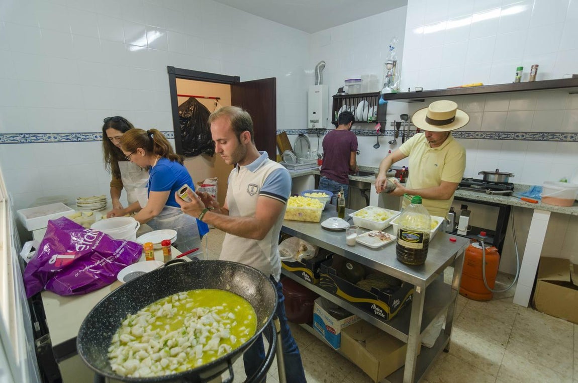 Ambiente en la cocina de una hermandad