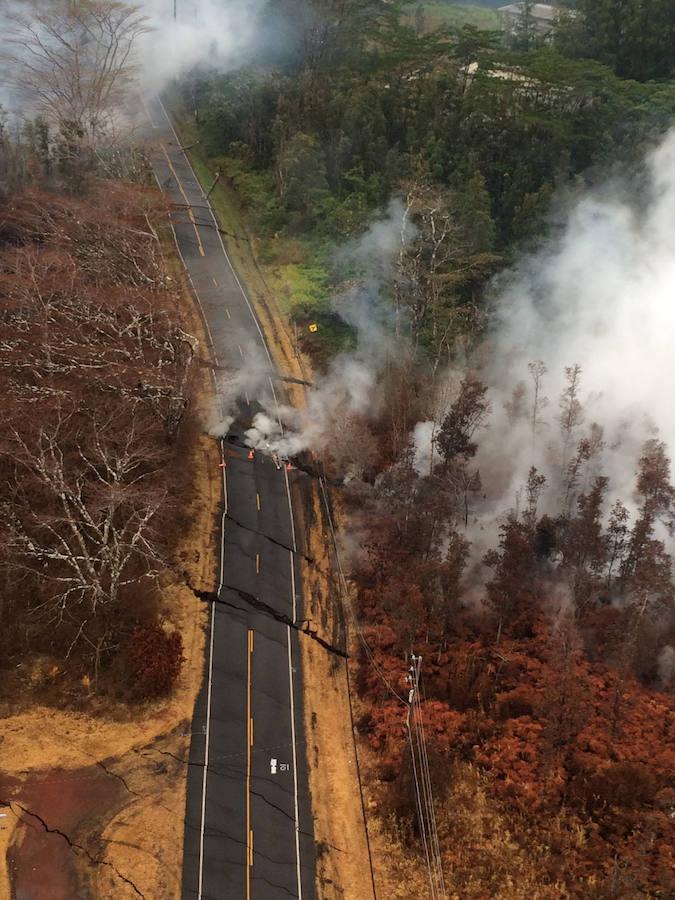 Los incendios y los pequeños seísmos están complicando la situación en la isla. 