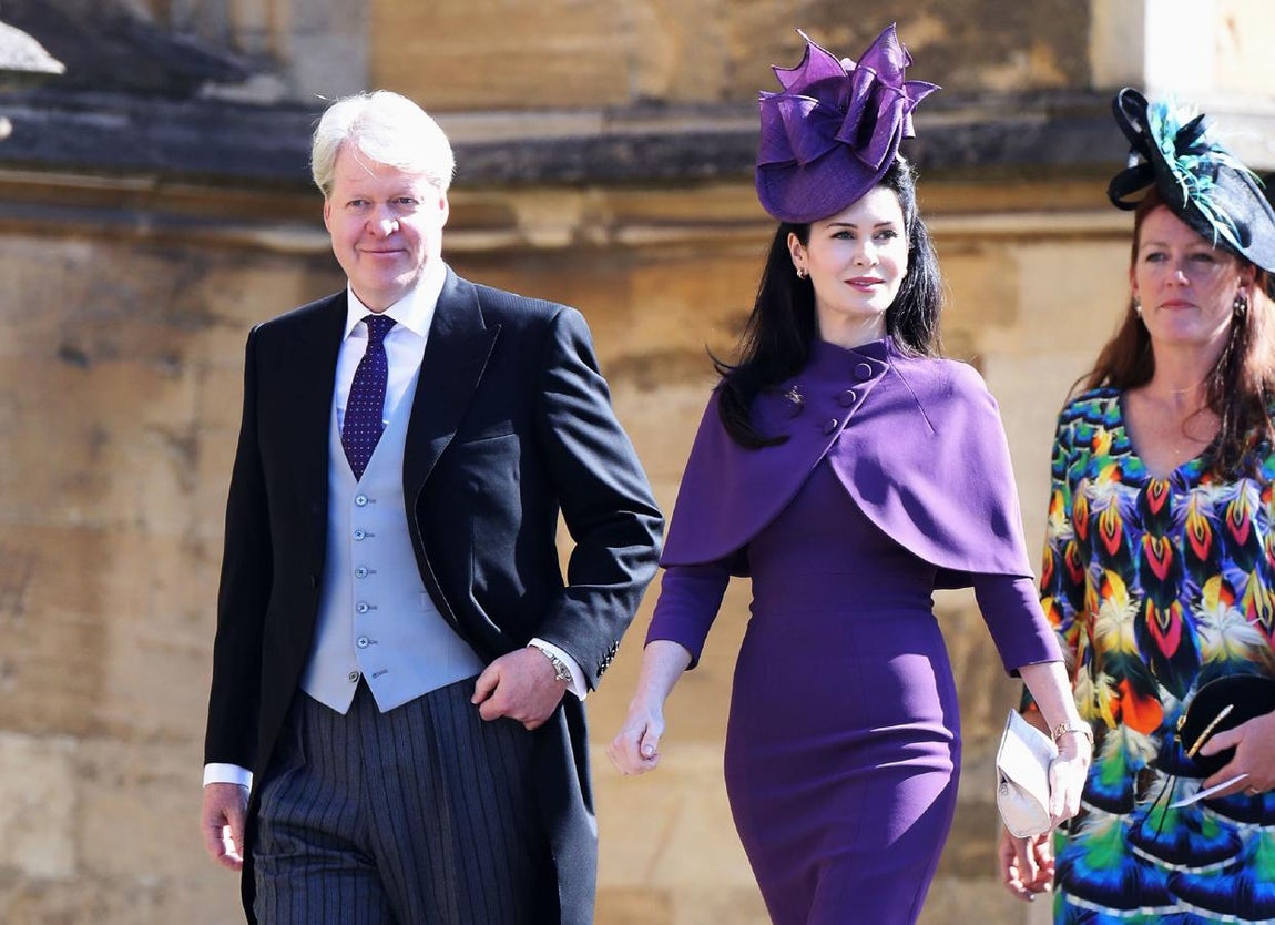Charles y Karen Spencer, con un impecable conjunto de vestido y capa  morado con un tocado a juego. 