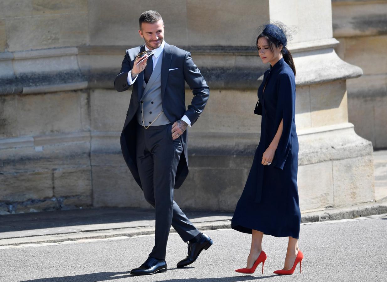 En esta ocasión David Beckham parece que sí ha acertado en la etiqueta de su vestimenta. Victoria, por su parte, ha optado por un vestido azul marino con zapatos de ante rojos. 