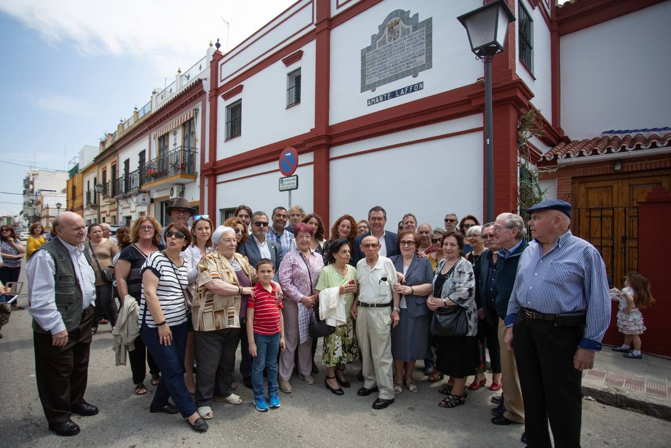 En imágenes: Sevilla homenajea a Amante Laffón con el descubrimiento de un azulejo en su nombre