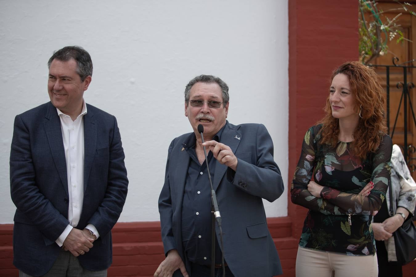 En imágenes: Sevilla homenajea a Amante Laffón con el descubrimiento de un azulejo en su nombre