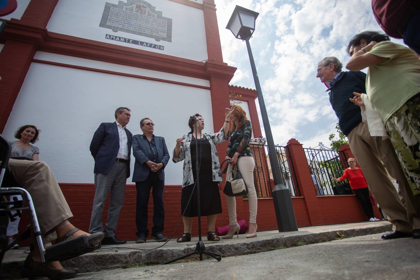 En imágenes: Sevilla homenajea a Amante Laffón con el descubrimiento de un azulejo en su nombre