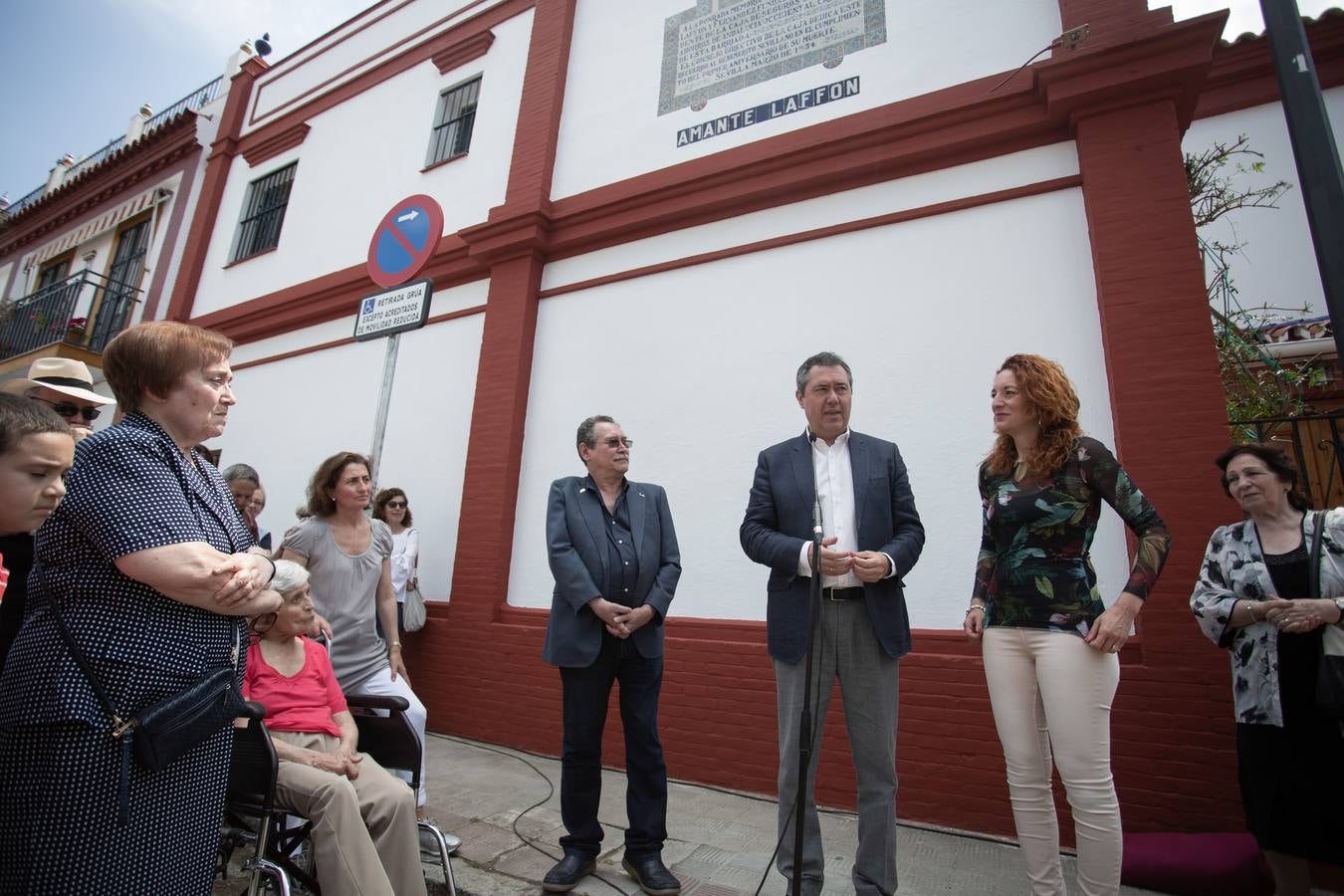 En imágenes: Sevilla homenajea a Amante Laffón con el descubrimiento de un azulejo en su nombre