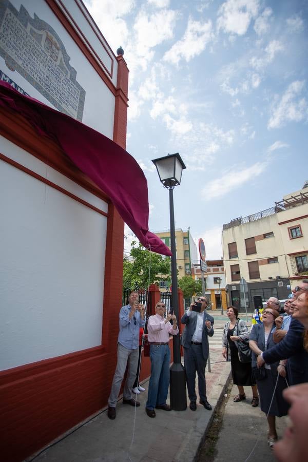 En imágenes: Sevilla homenajea a Amante Laffón con el descubrimiento de un azulejo en su nombre