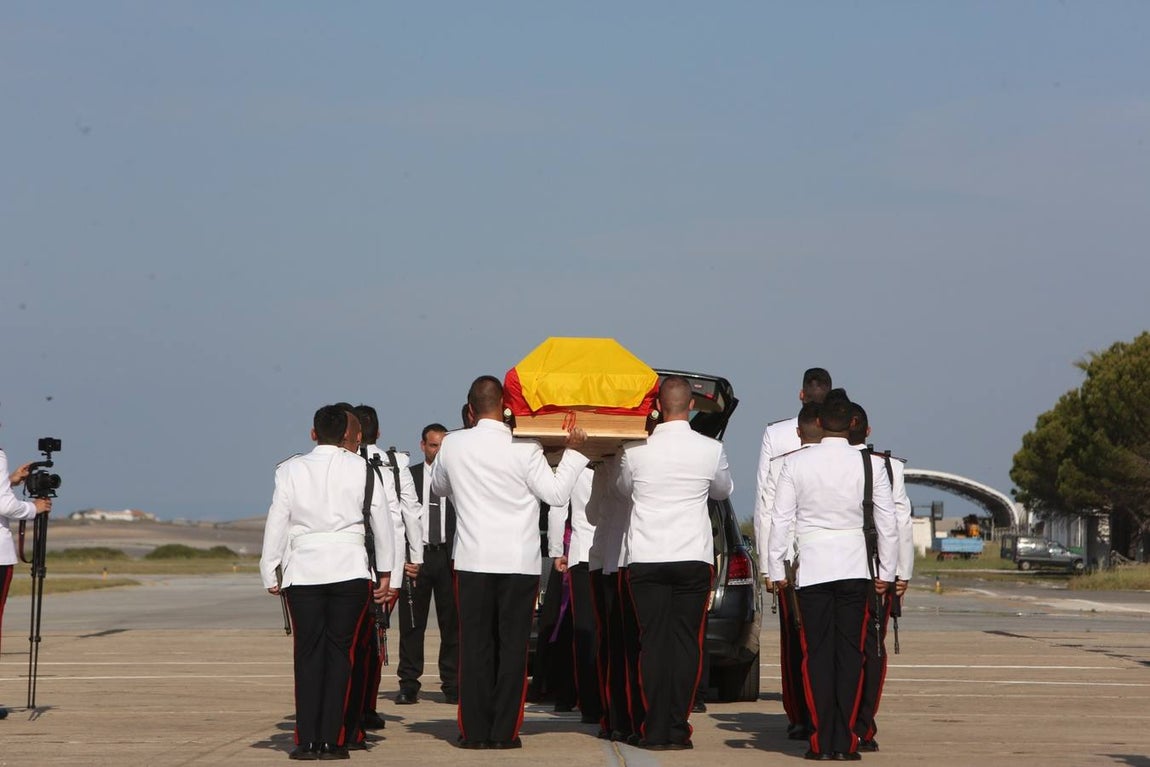 Fotos: Llegada del cuerpo de Antonio Carrero Jiménez a Rota