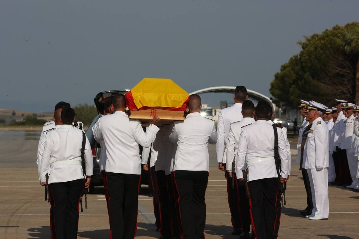 Fotos: Llegada del cuerpo de Antonio Carrero Jiménez a Rota