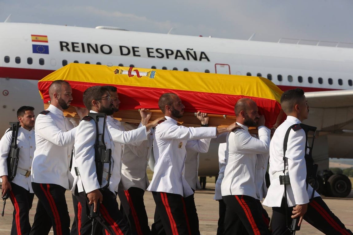 Fotos: Llegada del cuerpo de Antonio Carrero Jiménez a Rota