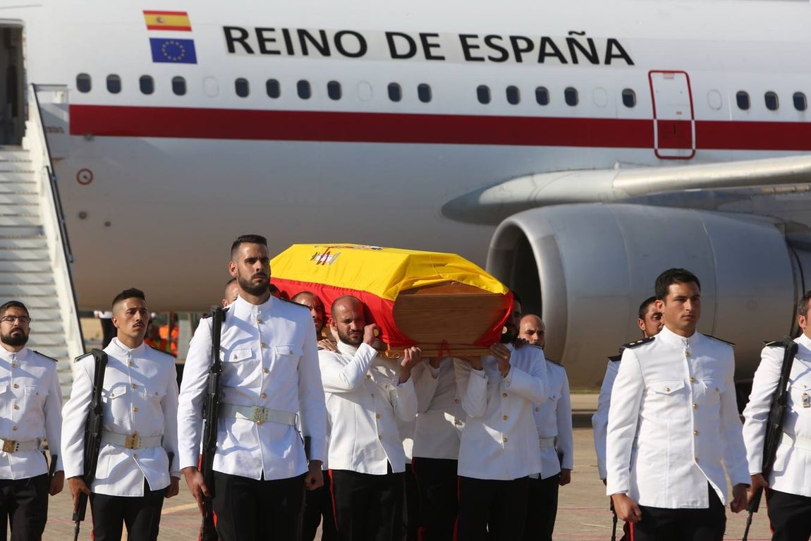 Fotos: Llegada del cuerpo de Antonio Carrero Jiménez a Rota