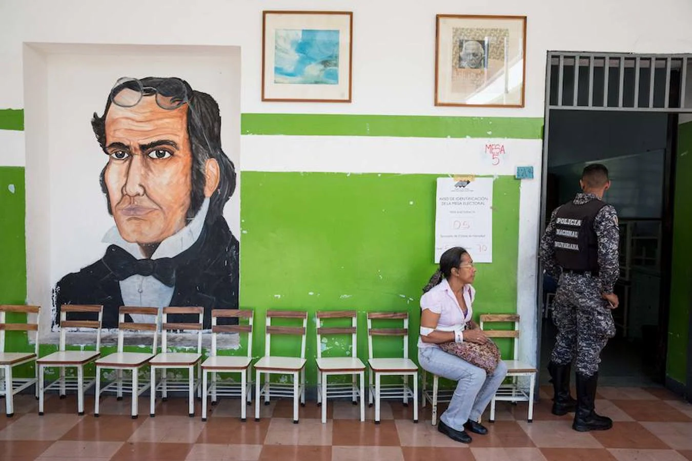 En imágenes: Los colegios electorales vacíos protagonizan la jornada electoral en Venezuela