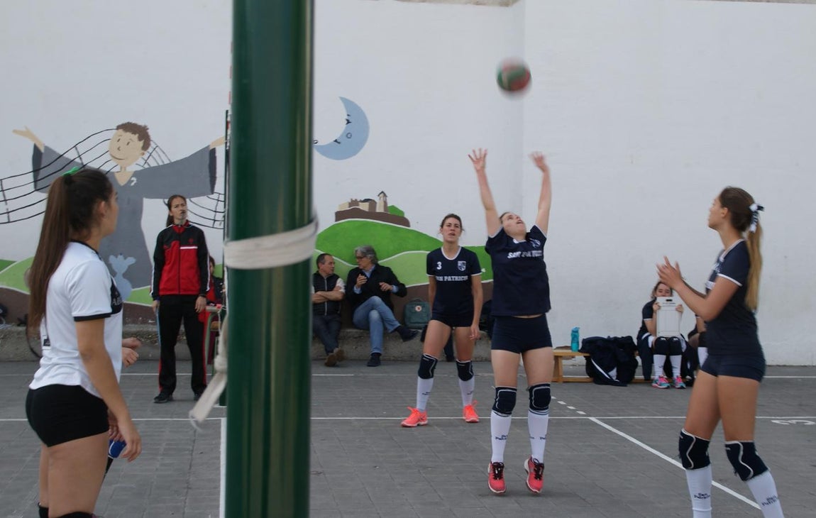 Las mejores imágenes del partido de voleibol juvenil femenino entre Raimundo Lulio y San Patricio Soto