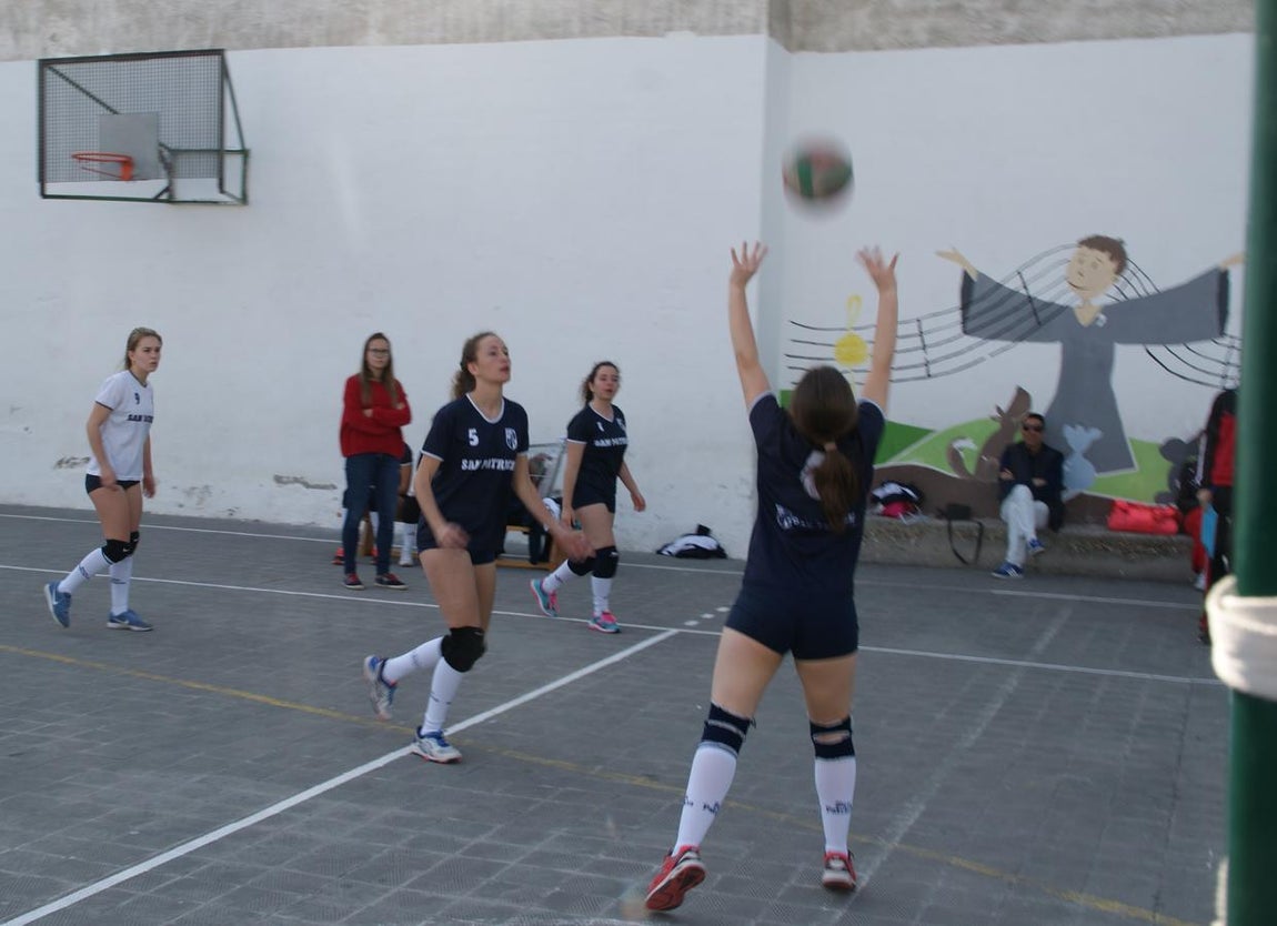 Las mejores imágenes del partido de voleibol juvenil femenino entre Raimundo Lulio y San Patricio Soto