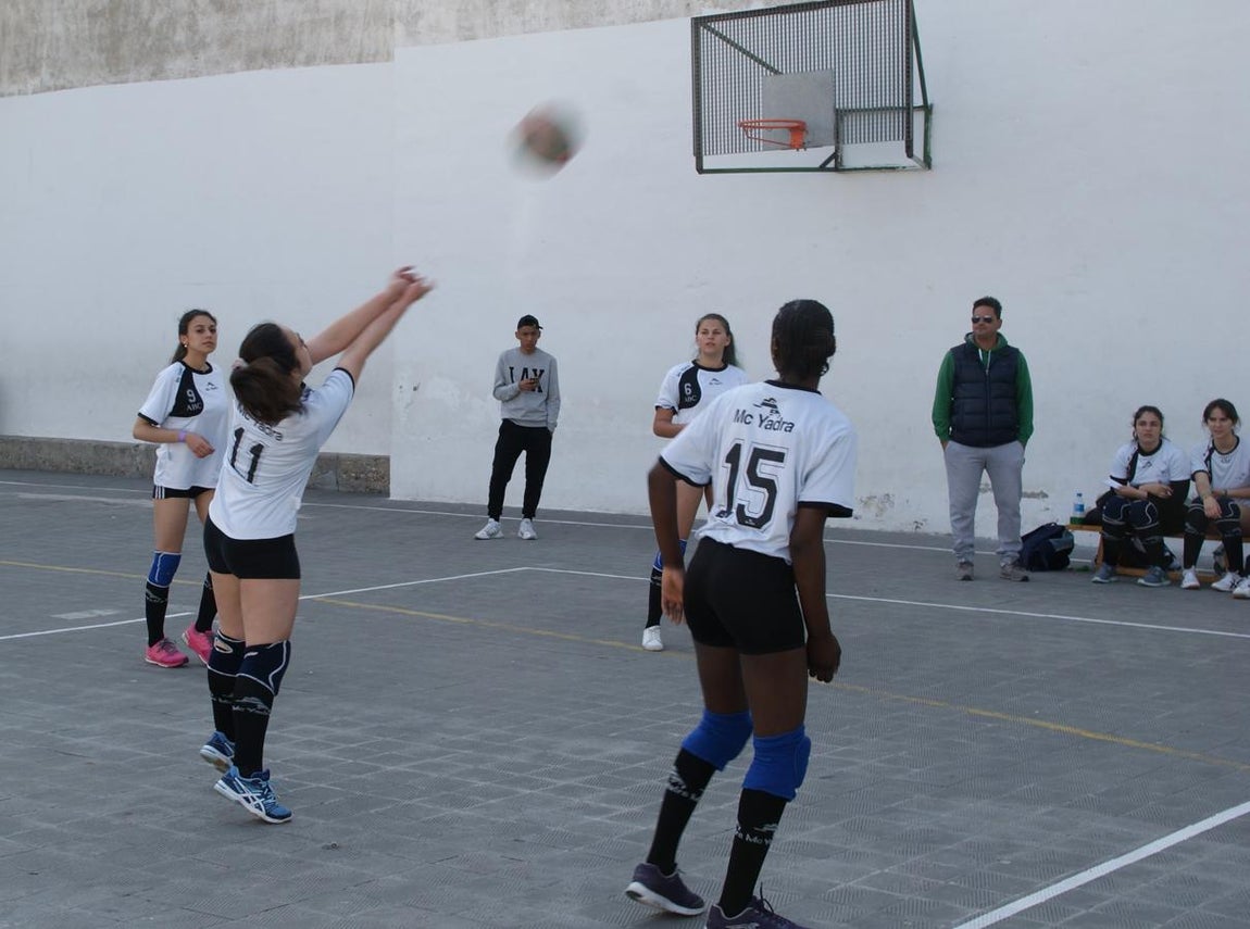 Las mejores imágenes del partido de voleibol juvenil femenino entre Raimundo Lulio y San Patricio Soto