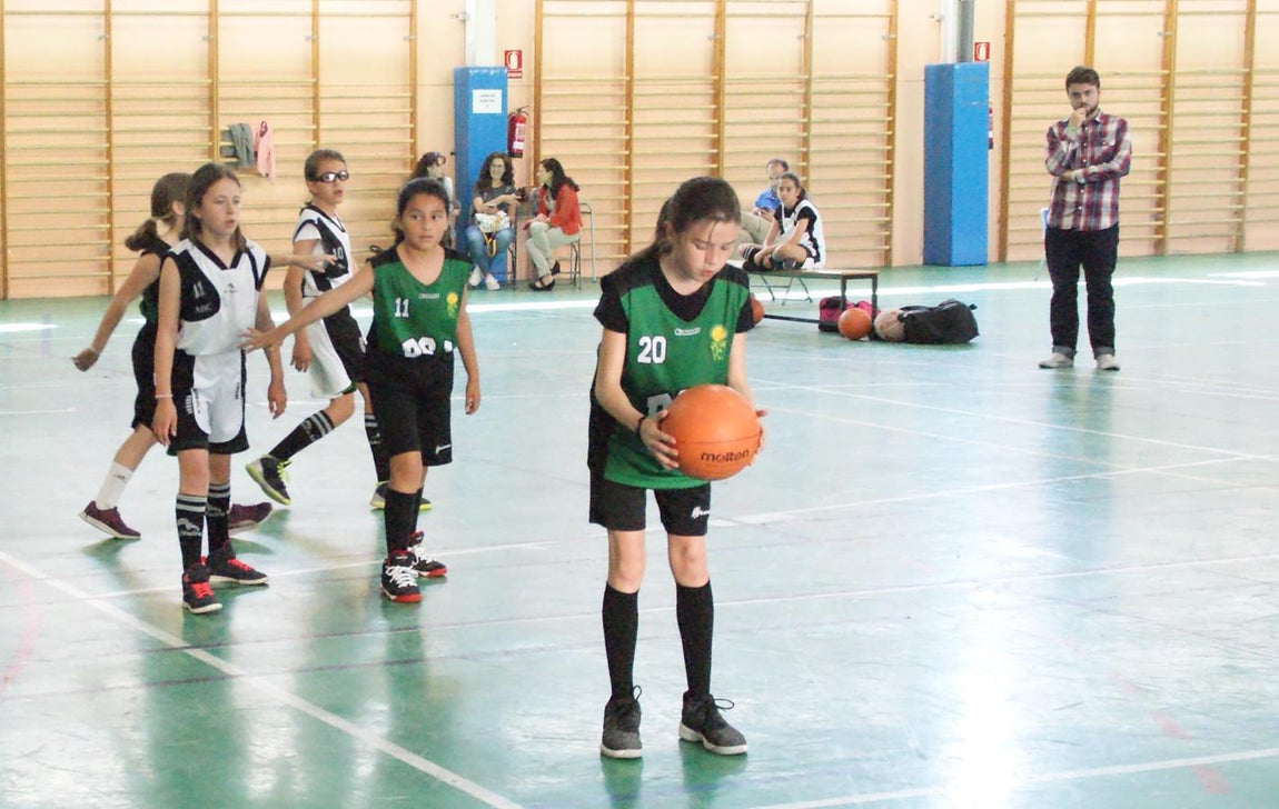 Las mejores imágenes del partido de baloncesto alevín femenino entre Valdefuentes y Patrocinio San José