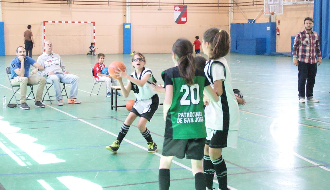 Las mejores imágenes del partido de baloncesto alevín femenino entre Valdefuentes y Patrocinio San José
