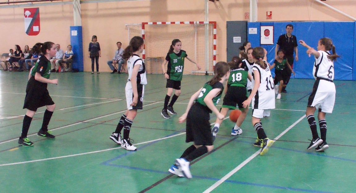 Las mejores imágenes del partido de baloncesto alevín femenino entre Valdefuentes y Patrocinio San José
