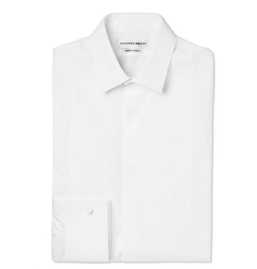 Camisa de Alexander McQueen. Otro modelo de puños dobles y cuello extendido para llevar con esmoquin es esta propuesta de Alexander McQueen (Precio: 550 euros).