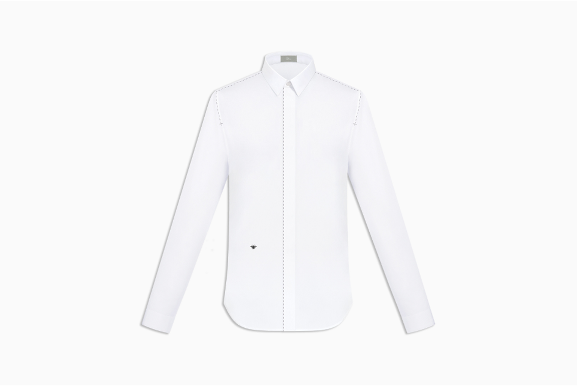 Camisa de Dior Homme. Esta camisa de popelina stretch de algodón blanco destaca por determinados detalles en negro a modo de contraste para un look formal (Precio: 650 euros).