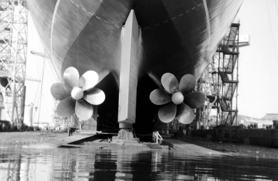 Diseño cuidado. Sus pequeñas dimensiones fueron un rasgo característico, por ser más propias de un <a href="https://www.abc.es/tmp/summum/motor/abci-quien-yate-vendio-rowling-201801231748_noticia.html" target="_blank">yate</a> que de una embarcación de su categoría. Tanto en longitud como en anchura, calado y tonelaje distaba mucho de sus predecesores, algo que le garantizaba una velocidad sin precedentes: sus nueve motores conseguían una navegación a 28.5 nudos, con una velocidad máxima de 34 nudos. Cruzaba el océano Atlántico en cinco días, unió 812 veces Reino Unido con Nueva York y Southampton