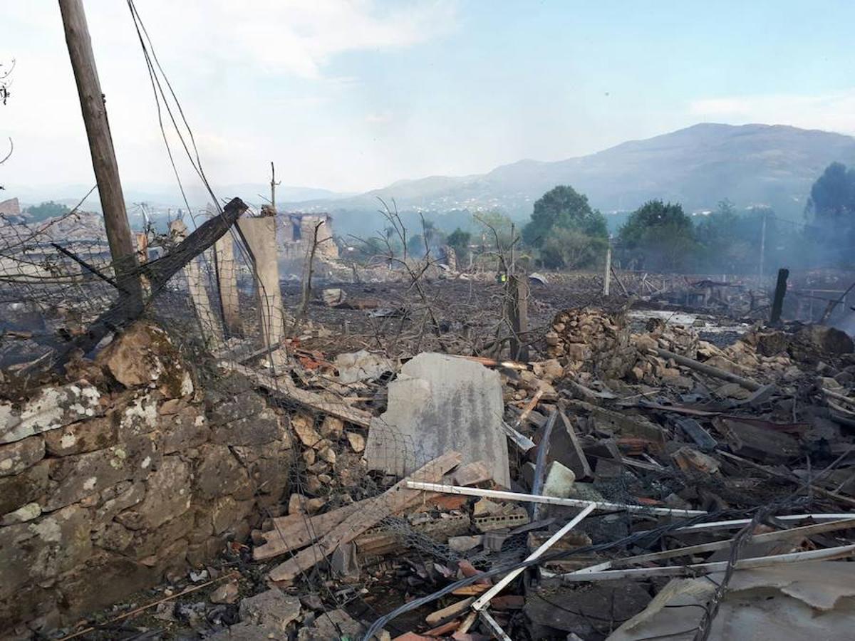 La explosión de una pirotecnia de Tui (Pontevedra) ha dejado un entorno devastado.. 