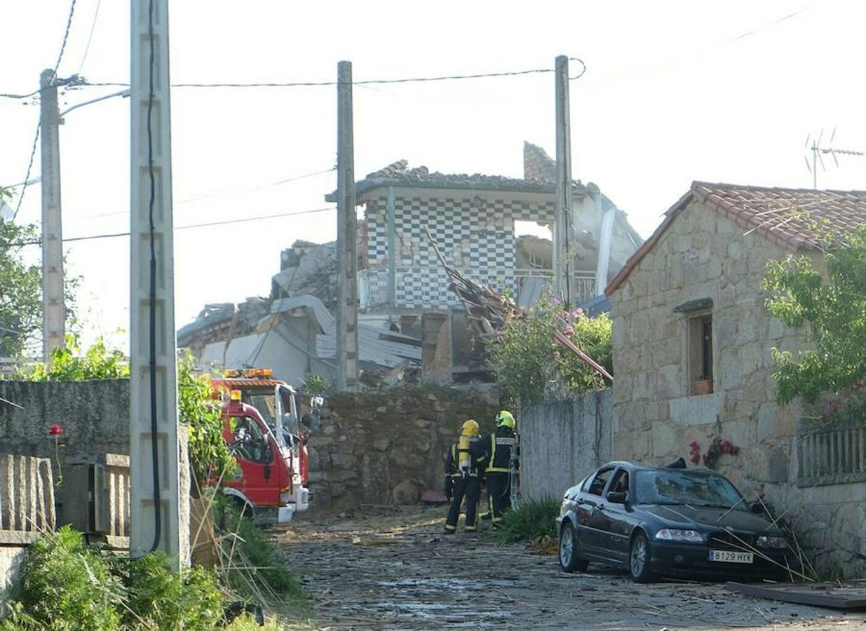 La explosión de una pirotecnia de Tui (Pontevedra) ha dejado un entorno devastado.. 