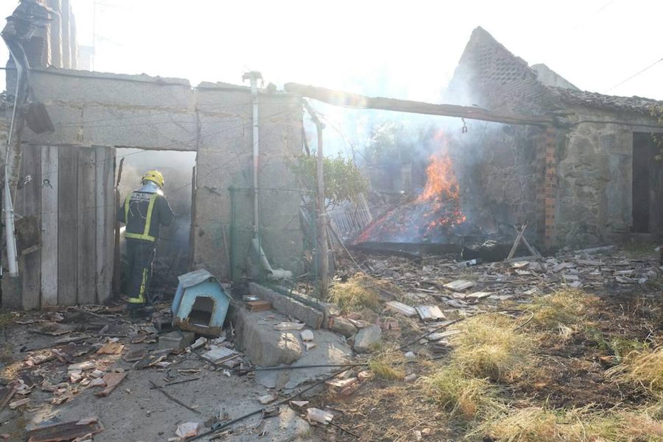 La explosión de una pirotecnia de Tui (Pontevedra) ha dejado un entorno devastado.. 