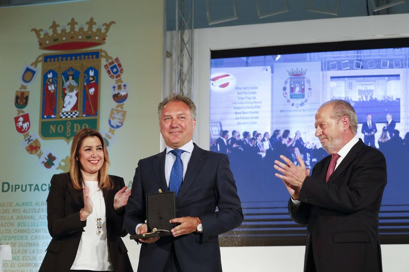 El árbitro de fútbol Luis Medina Cantalejo, orgulloso con su medalla