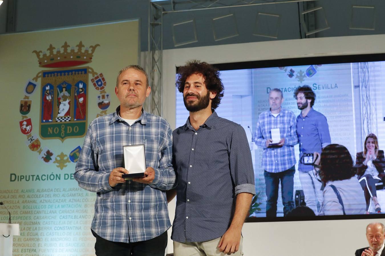 La placa de honor para la Asociación Pro Derechos Humanos de Andalucía (APDHA) la recogió su delegado en Sevilla, Pablo María Fernández