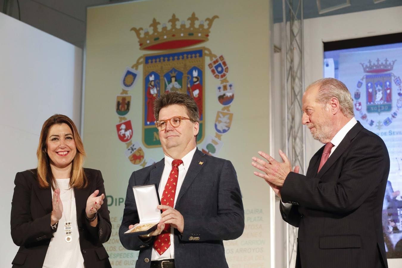 Andrés Aguilera, director de Cabimer, con su placa de honor