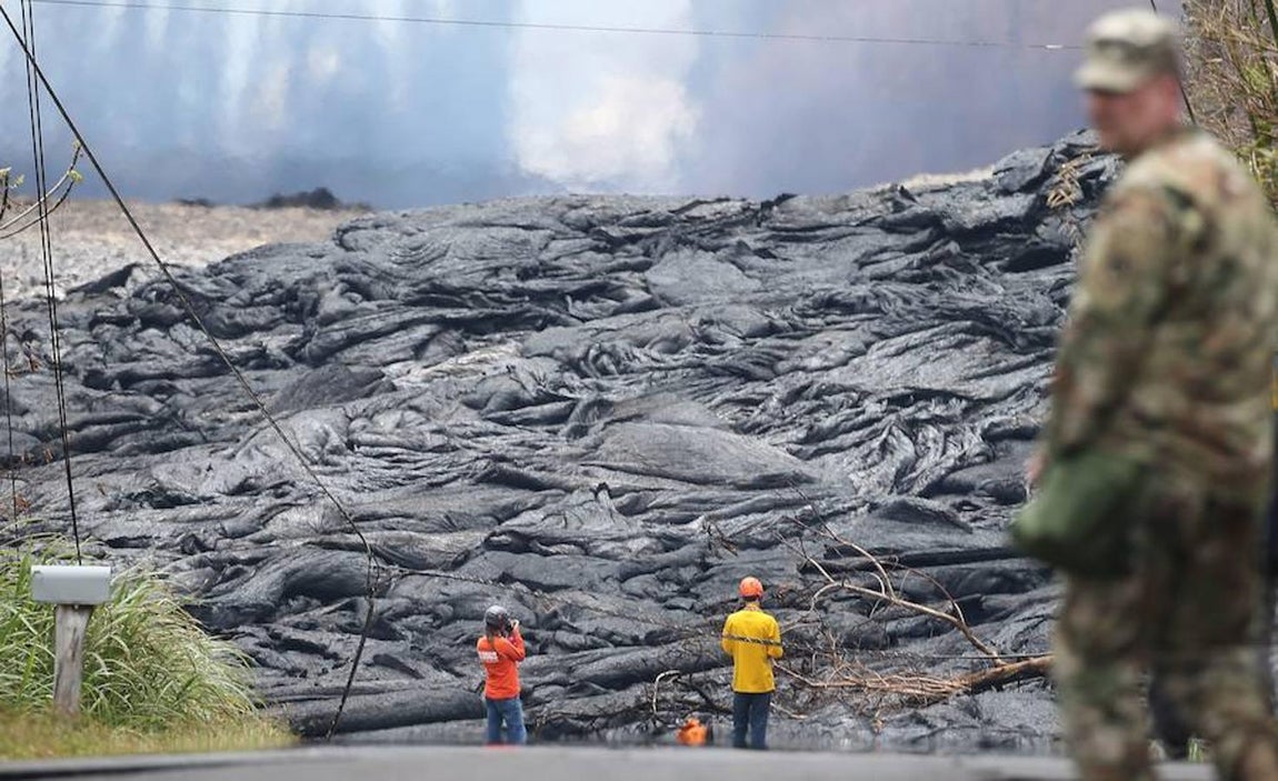 Trabajadores del USGS observan la lava de la fisura del Kilauea en Leilani Estates. 